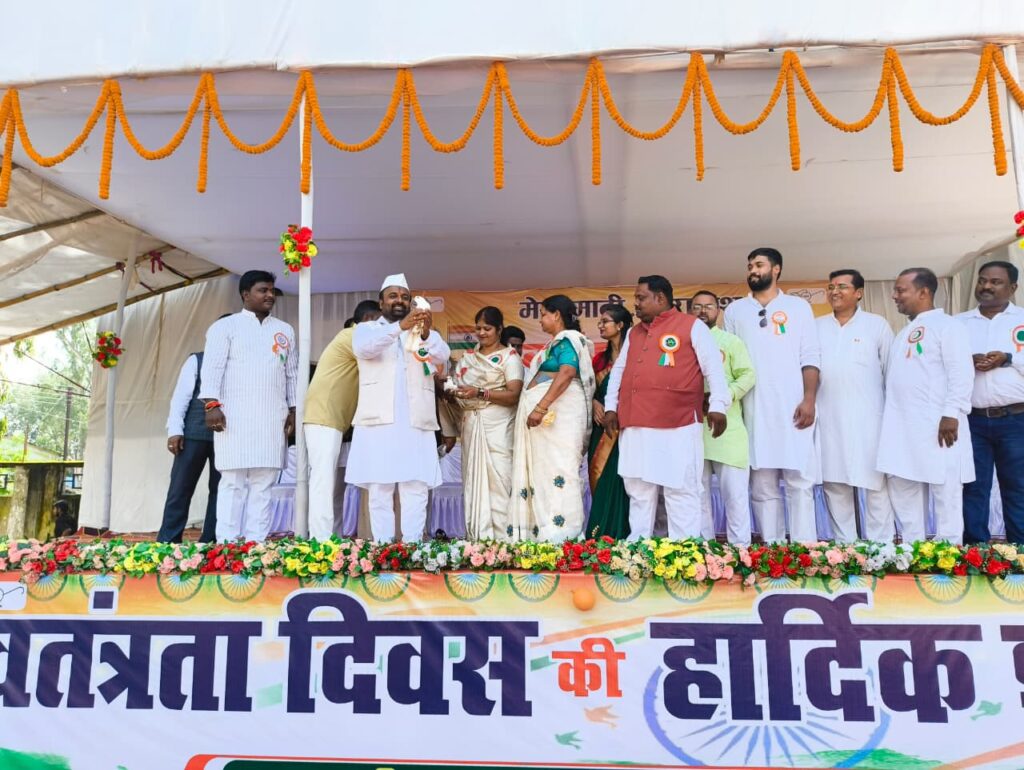 रामानुजगंज में हर्षाेल्लास के साथ मनाया गया आजादी का पर्व, नपा अध्यक्ष ने किया ध्वजाराेहण