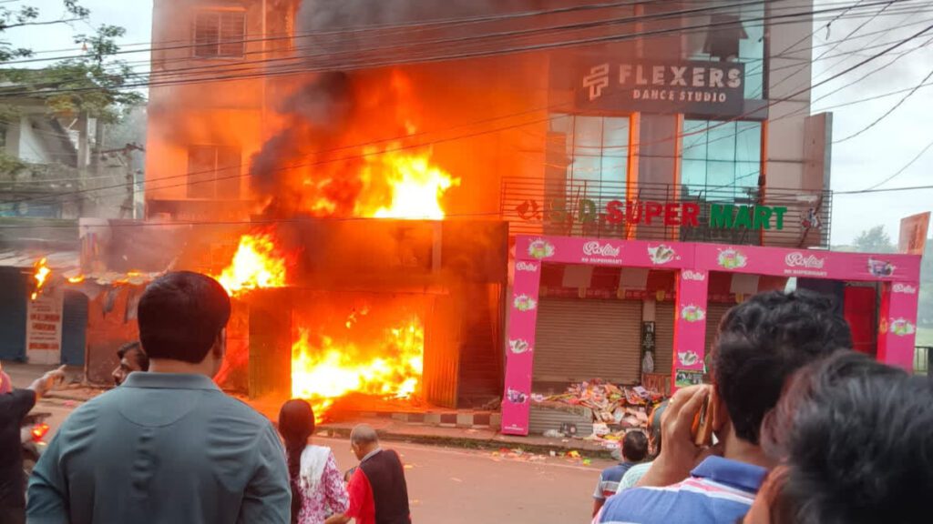 बिल्डिंग में लगी आग, दो दुकान जले