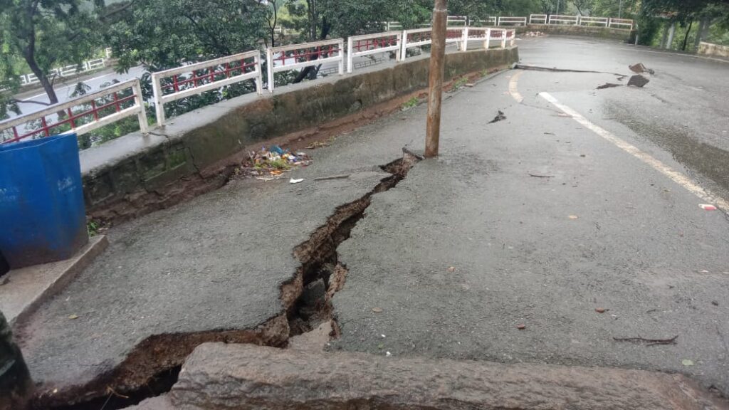 भारी बारिश से जगरनाथपुर मंदिर की सड़क धंसी, रेलिंग टूटी