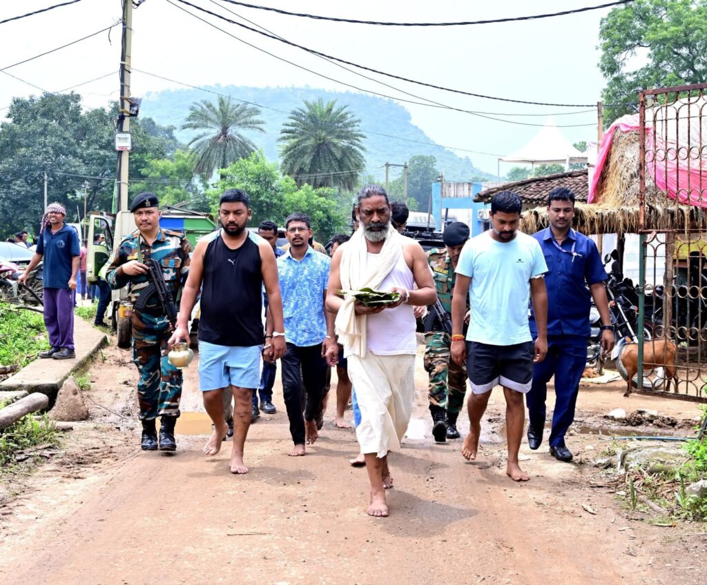 दिशोम गुरु शिबू सोरेन के तीन कर्म की परंपरा का मुख्यमंत्री हेमंत सोरेन ने किया निर्वहन