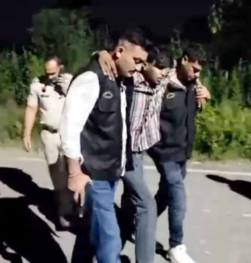 एल्विश यादव के घर फायरिंग का आरोपी मुठभेड़ में गिरफ्तार, पैर में लगी गाेली