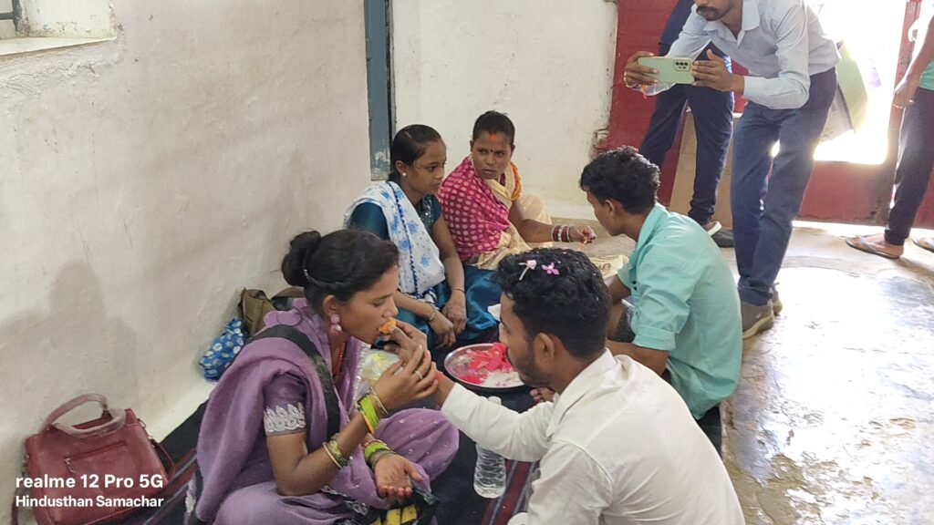 बलरामपुर जिला जेल में मना रक्षाबंधन त्योहार, बंदी भाइयों को राखी बांध फफक-फफक कर रोने लगी बहने