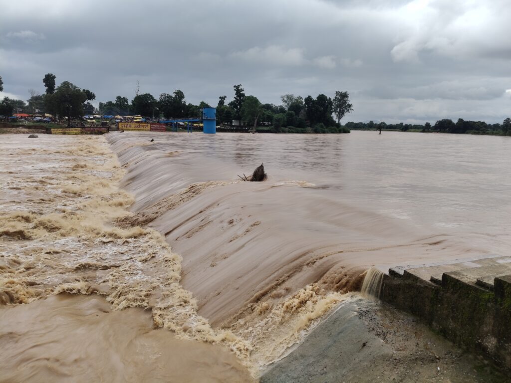 बलरामपुर जिले में हाे रही भारी बारिश से बढ़ा कन्हर का जलस्तर