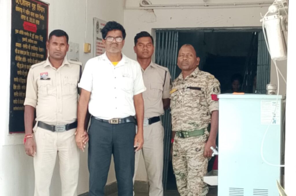 Offbeat News Impact : छात्रा की बेरहमी से पिटाई करने वाला हेडमास्टर गिरफ्तार