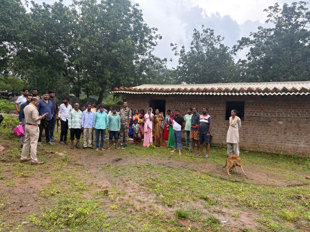 बलरामपुर : घर में चंगाई सभा आयाेजित कर धर्म परिवर्तन कराने का आराेप, पुलिस और एसडीएम की संयुक्त टीम ने दी दबिश, दाे हिरासत में