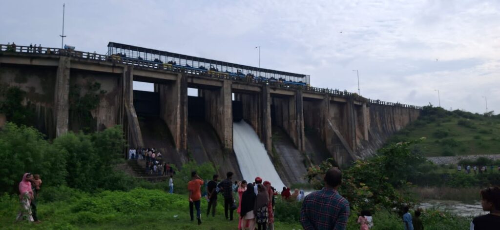 हटिया डैम का जलस्तर खतरे के निशान पर, खोला गया फाटक