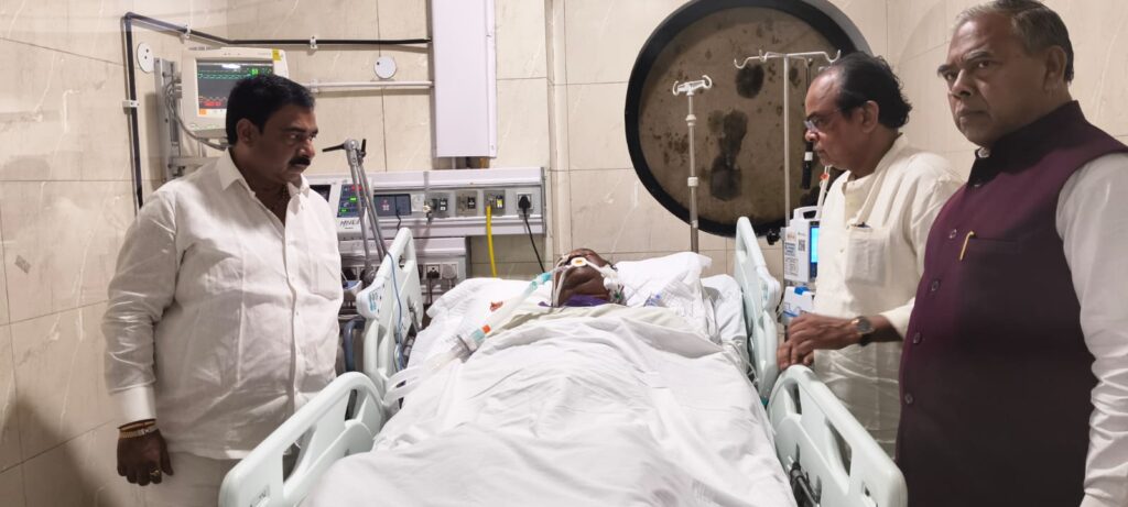 इलाजरत मंत्री रामदास सोरेन से मिले प्रदेश कांग्रेस अध्यक्ष, स्वास्थ्य की ली जानकारी