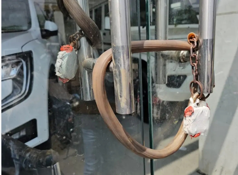 कारोबारी विनय सिंह का शोरूम सील