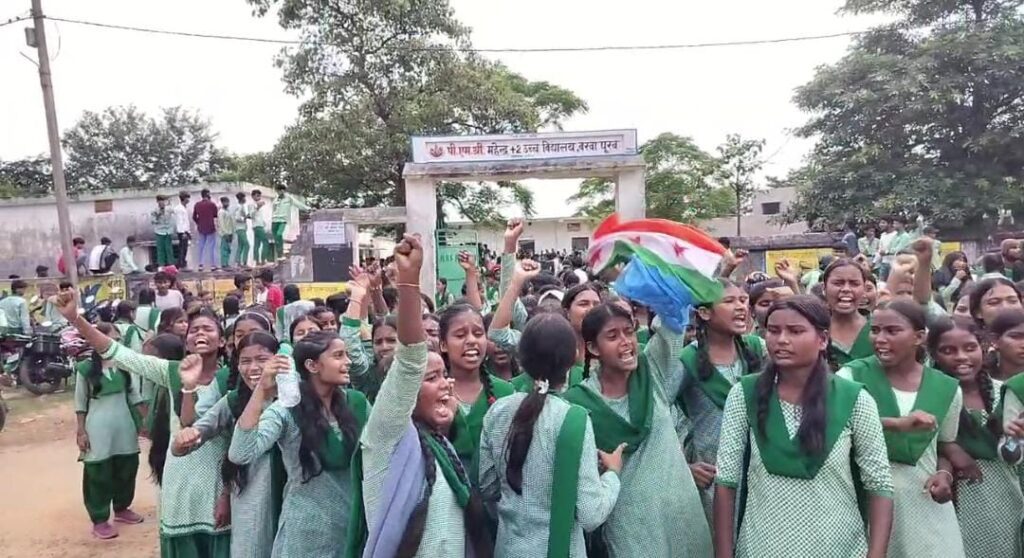 प्रधानाचार्य ने छात्राओं पर की अश्लील टिप्पणी, हंगामा