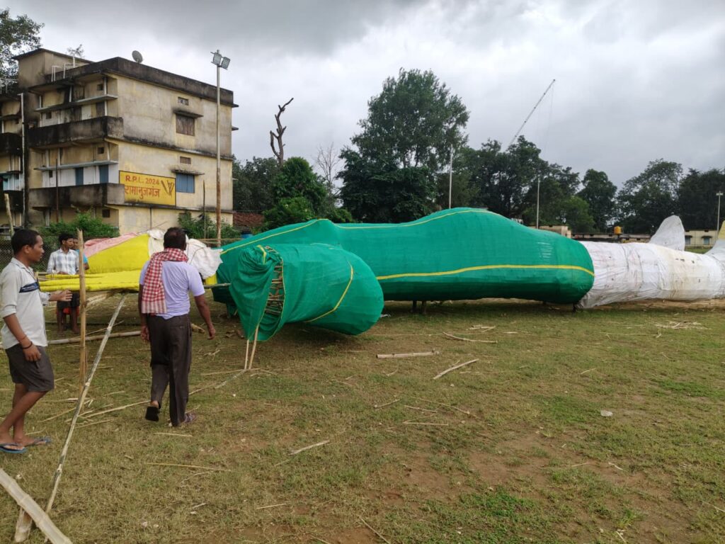 रामानुजगंज में 60 फुट का बन रहा विशालकाय रावण, अंतिम रूप दे रहे कारीगर, बारिश से पुतला दहन पर खलल पड़ने की संभावना