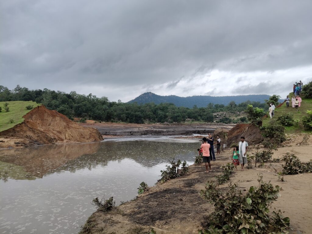 छत्तीसगढ़ लूती बांध हादसा : तीन वर्ष से लीक हो रहा था बांध, पूर्व विधायक बृहस्पत सिंह ने प्रशासन पर लगाया गंभीर आरोप