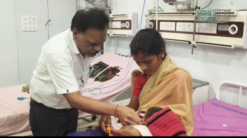 बलरामपुर डिस्ट्रिक्ट हॉस्पिटल की बड़ी लापरवाही, बिना ऑक्सीजन सपोर्ट के मासूम को कर दिया रेफर, मौत