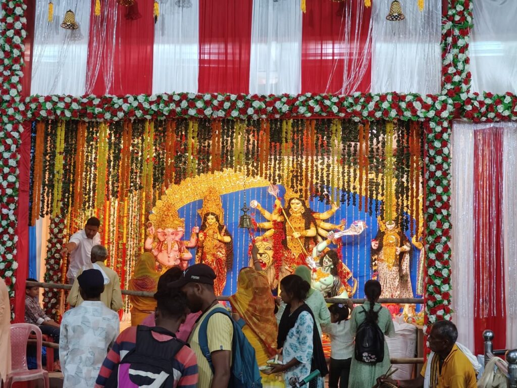 बलरामपुर : पूजा पंडालों के खुले पट, भक्त मां के दर्शन कर हुए निहाल