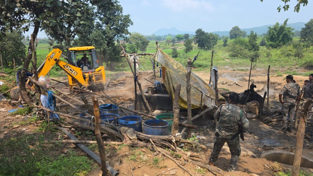 अवैध 12 शराब भट्टी ध्वस्त, भारी मात्रा में शराब सहित अन्य सामान बरामद