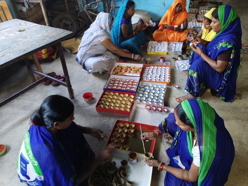गोबर से कमाई की रोशनी: रामानुजगंज की महिलाएं बना रहीं इको-फ्रेंडली दीये, दीपावली पर सजेंगे घर-आंगन