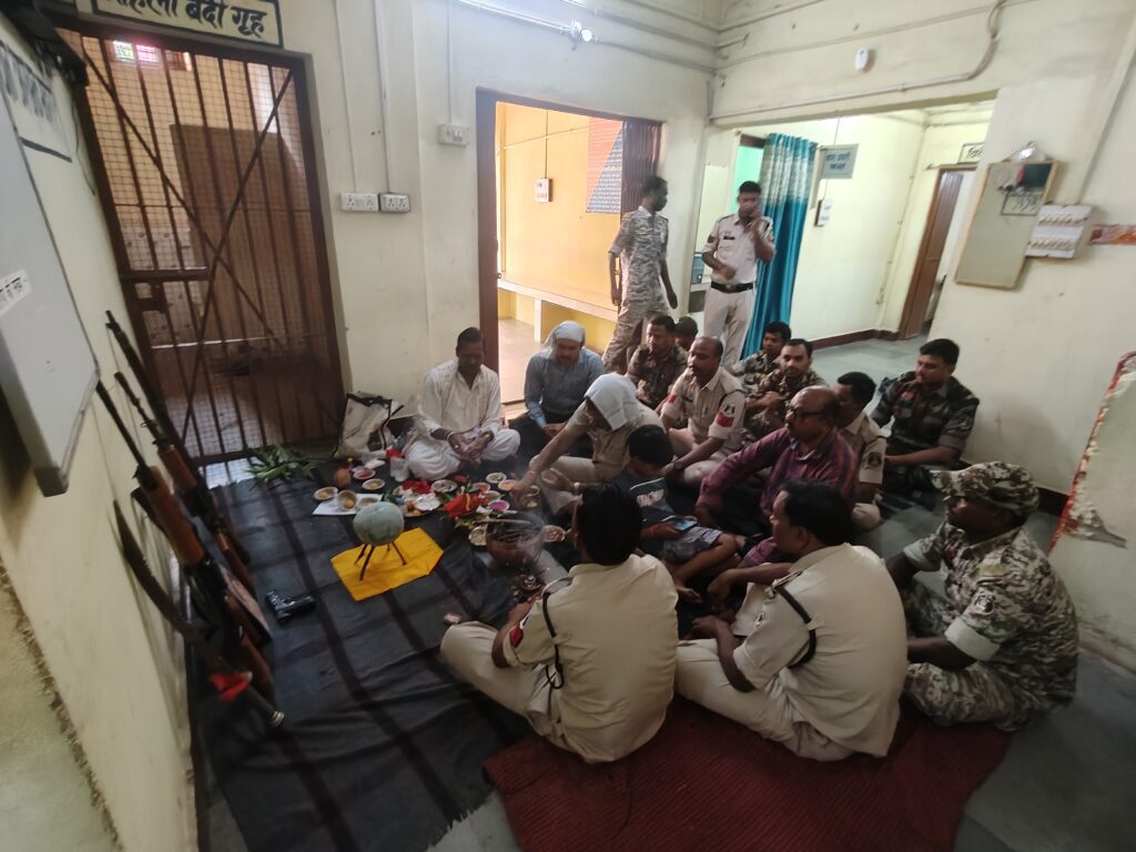 विजयदशमी के अवसर पर रामानुजगंज थाने में की गई शस्त्र पूजन