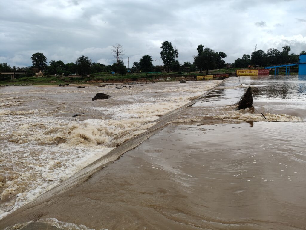 बलरामपुर जिले में अनवरत हो रही बारिश, घरों में कैद होने को मजबूर लोग, किसानों की बढ़ी चिंता