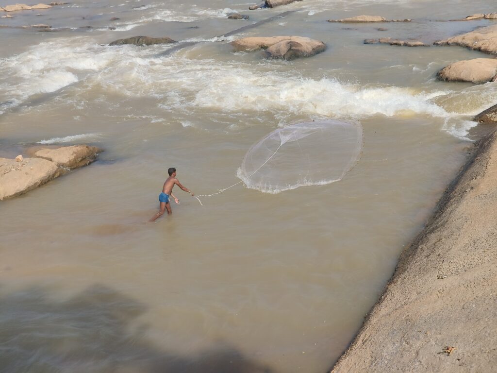 कन्हर नदी का तेज बहाव भी नहीं रोक पा रहा मछुआरों का जोखिम भरा शौक