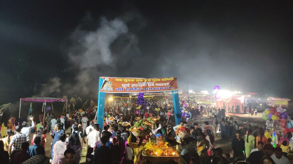 कन्हर नदी तट पर लोक आस्था का सैलाब, डूबते सूर्य को अर्घ्य देने उमड़ी भक्तों की भीड़