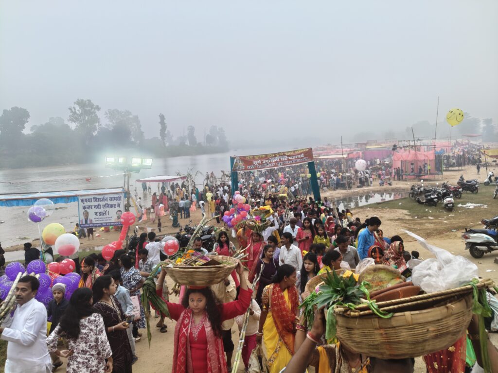 उगते सूर्य को अर्घ्य के साथ संपन्न हुआ लोक आस्था का महापर्व छठ, कन्हर घाट पर जुटे हजारों श्रद्धालु