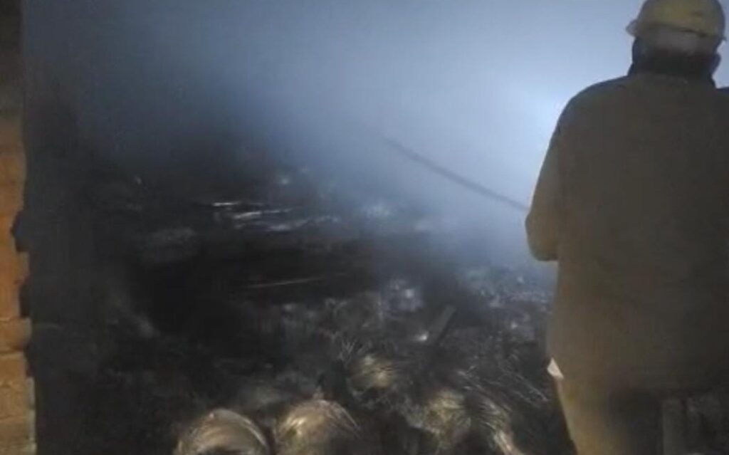 आकाशीय बिजली से ट्रांसफॉर्मर वर्कशॉप में लगी भीषण आग