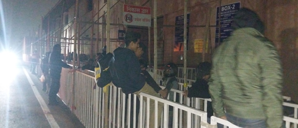 रांची में क्रिकेट का जुनून, जेएससीए स्टेडियम में टिकट के लिए ठंड में देर रात से लगी लंबी कतारें