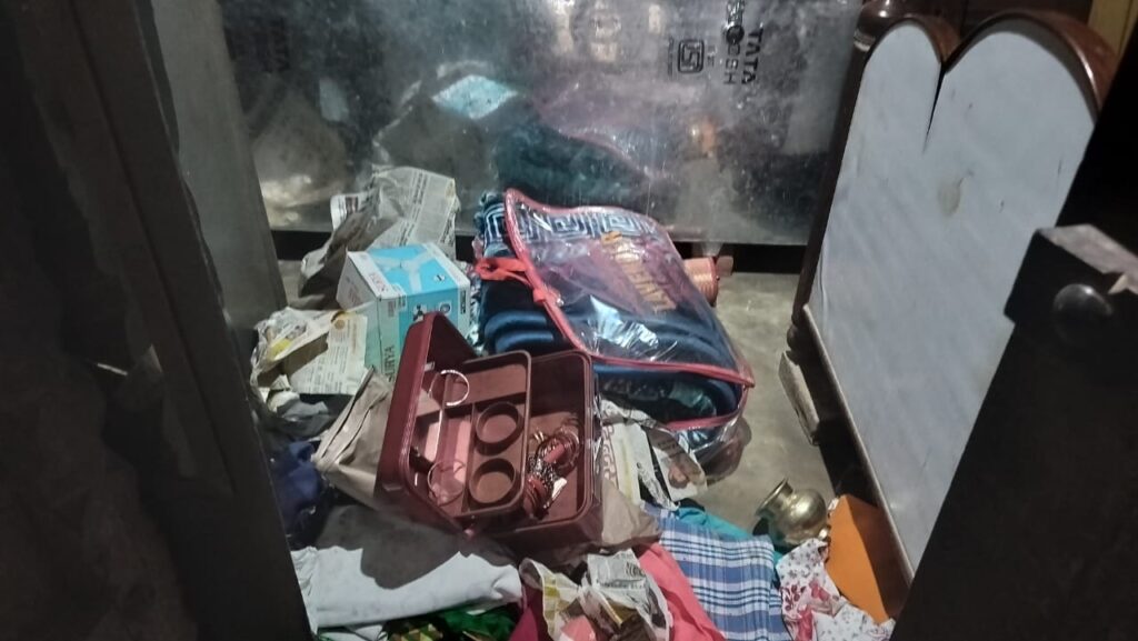 शिक्षक दंपती पर हमला कर घर में चार घंटे तक डकैती