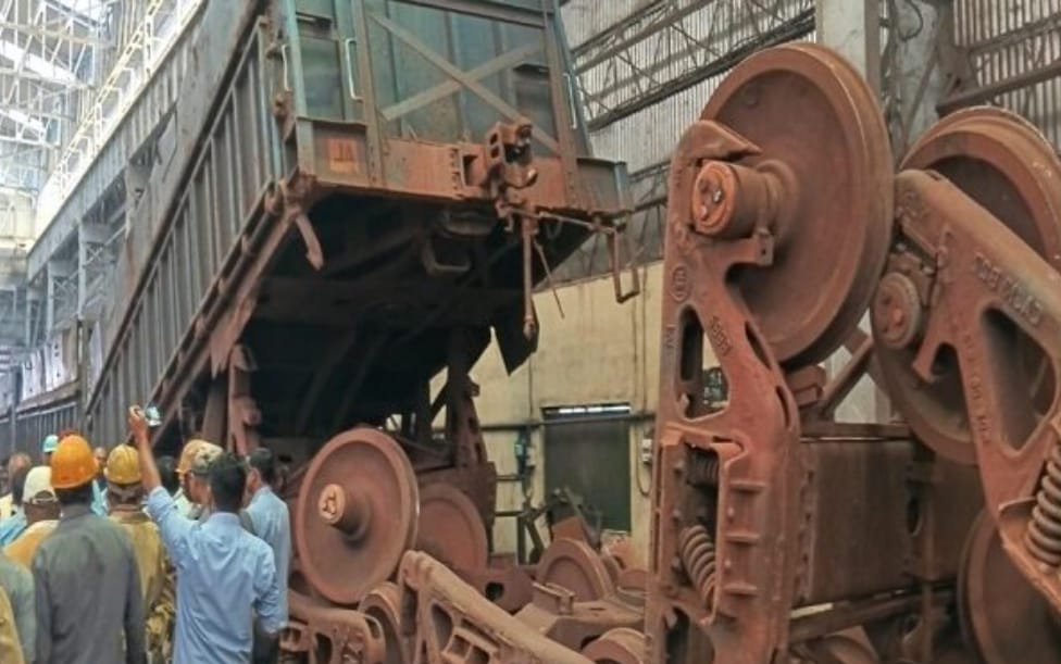 आदित्यपुर रेलवे यार्ड में दो मालगाड़ियां आपस में टकराईं, बड़ा हादसा टला