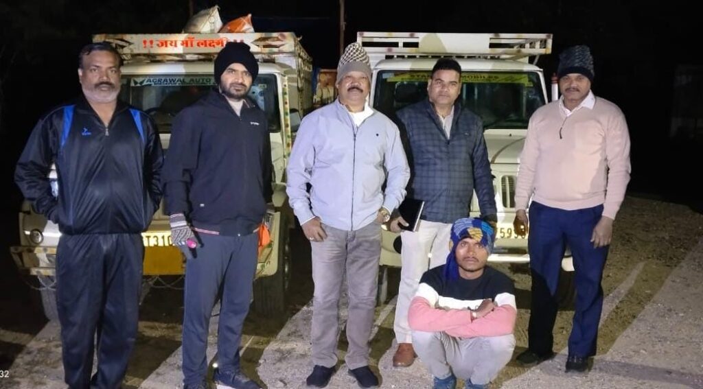 अवैध धान माफिया पर कसा शिकंजा: यूपी से आ रही दो पिकअप 4.5 किमी दौड़ाकर पकड़ी गईं, 200 बोरी अवैध धान जब्त