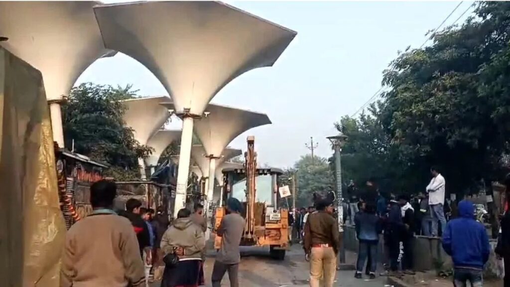 जेसीबी के सामने लेट गए पूर्व विधायक, साइंस कॉलेज चौपाटी हटाने पर रायपुर में बवाल, हाई-प्रोफाइल गिरफ्तारी