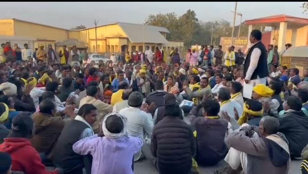 प्रतापपुर विधायक के जाति प्रमाणपत्र विवाद पर सर्व आदिवासी समाज का हाईवे जाम, 11 दिसंबर को फैसले की मांग तेज