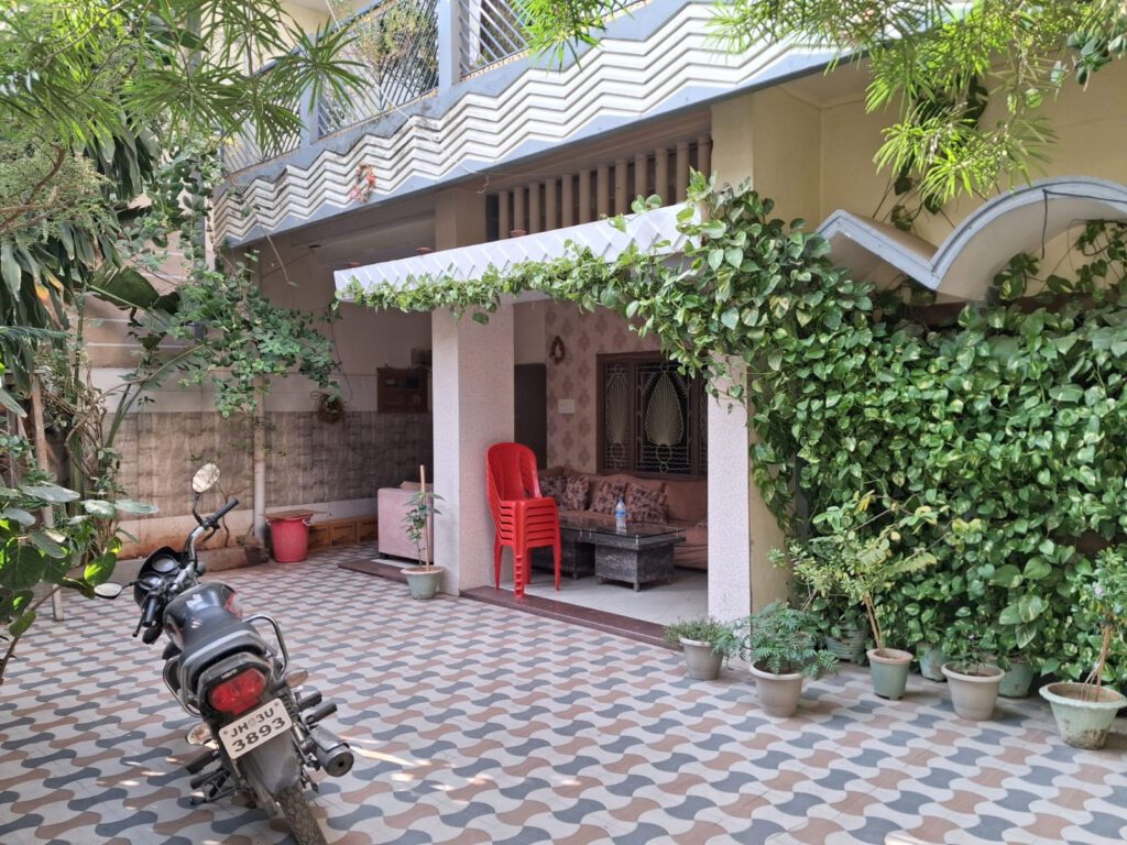 पलामू में कारोबारी प्रमोद अग्रवाल के प्रतिष्ठानों पर जीएसटी की छापेमारी