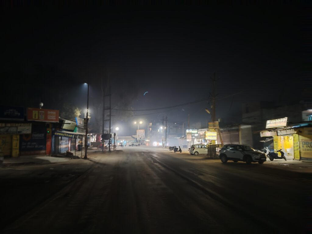 शीतलहर का कहर: 7 डिग्री पर सिमटा रामानुजगंज, सड़कों पर सन्नाटा, अलाव बना सहारा