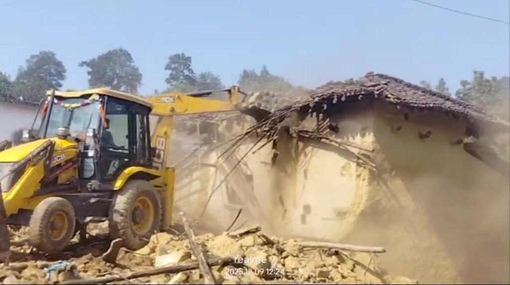 रामचंद्रपुर में शासकीय स्कूल भूमि मुक्त कराने की बड़ी कार्रवाई, दो मकान ढहे, तीसरे पर विवाद से माहौल गरमाया