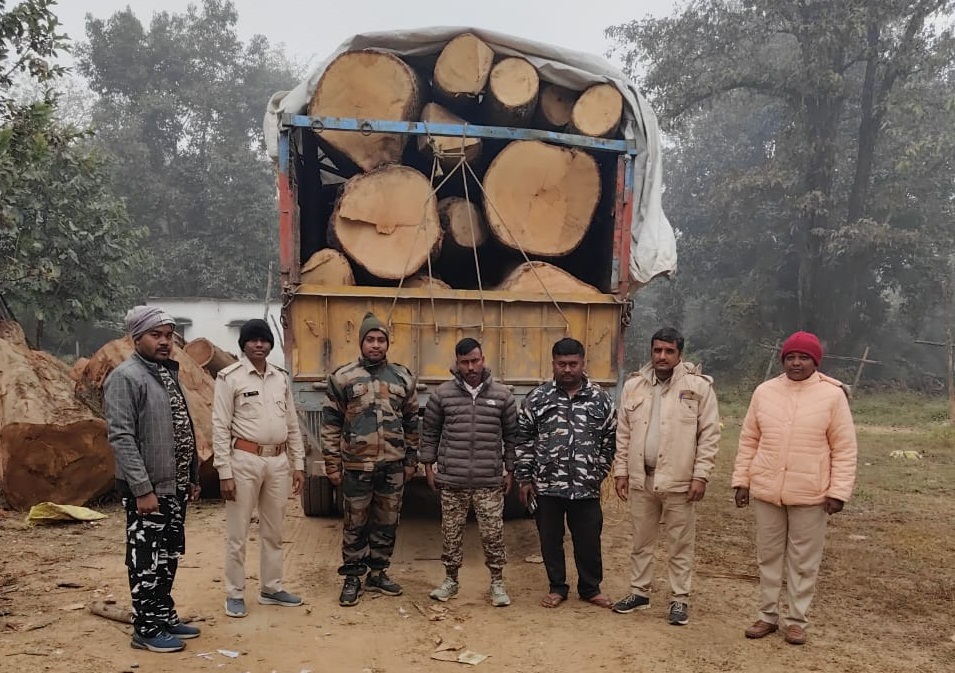 Illegal Timber Transportation पर करारी चोट, सेमल लकड़ी से भरा ट्रक जब्त Illegal Timber Transportation