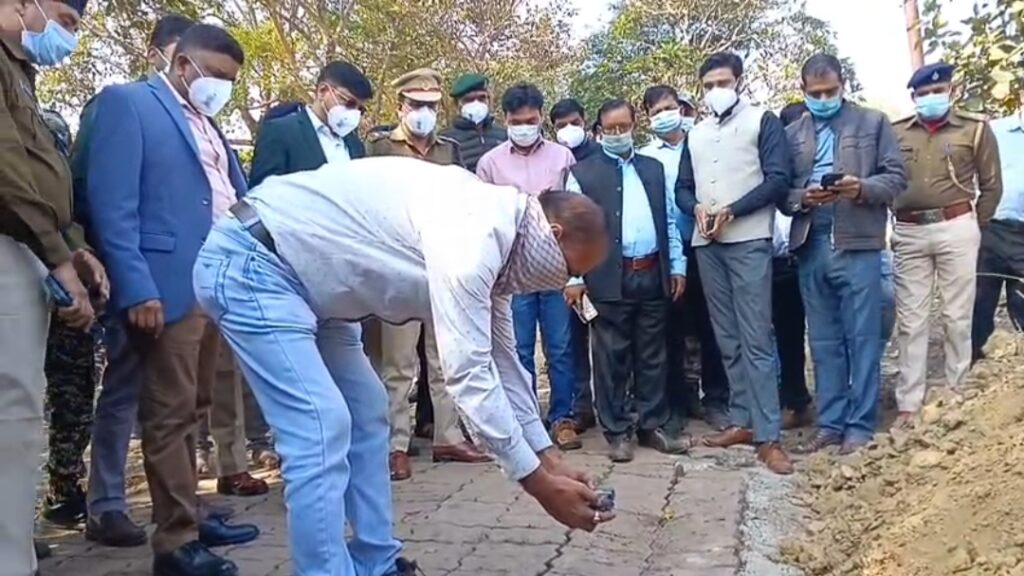 जहरीली गैस के रिसाव से दो महिलाओं की मौत के बाद जागा प्रशासन, प्रभावित क्षेत्र का अधिकारियों ने किया निरीक्षण