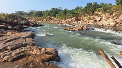 प्रकृति की गोद में नए साल का जश्न, रामानुजगंज का पलटन घाट सैलानियों की पहली पसंद