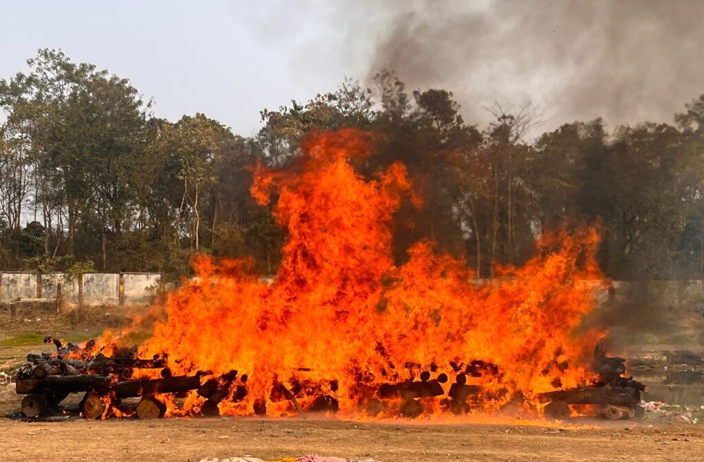मुक्ति संस्था ने जुमार नदी तट पर 31 अज्ञात शवों का किया विधि-विधान से अंतिम संस्कार