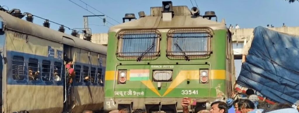 देवघर में ट्रेन और ट्रक की टक्कर, बाइकें भी दुर्घटनाग्रस्त, कोई जनहानि नहीं