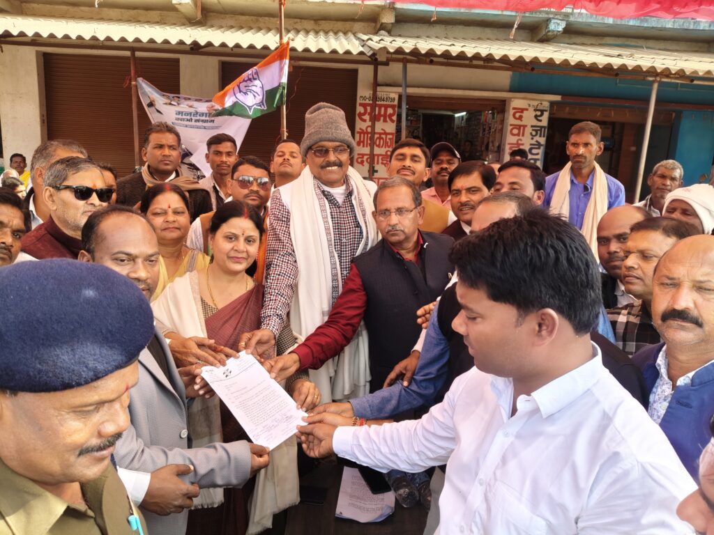 महावीरगंज चौक पर कांग्रेस का चक्का जाम, धान खरीदी, मनरेगा और पीडीएस चावल संकट को लेकर सौंपा गया ज्ञापन