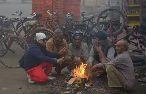 शीतलहर की गिरफ्त में झारखंड: बर्फीली हवाओं से जनजीवन ठिठुरा, आश्रय गृह बने सहारा