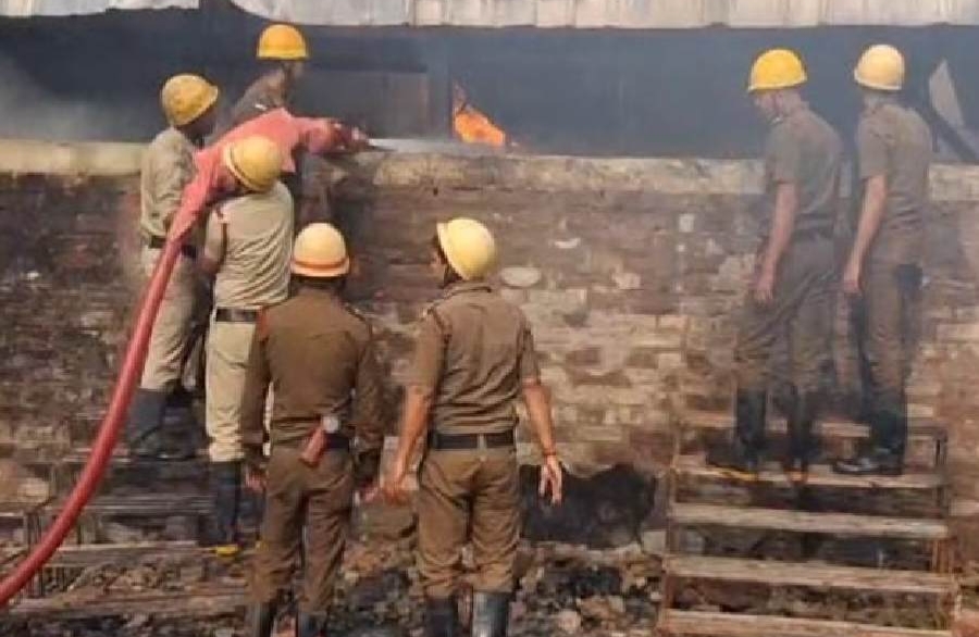 आनंदपुर गोदाम अग्निकांड: मौत का आंकड़ा 21 पहुंचा, 27 अब भी लापता; मालिक गिरफ्तार, कई एजेंसियों पर उठे सवाल