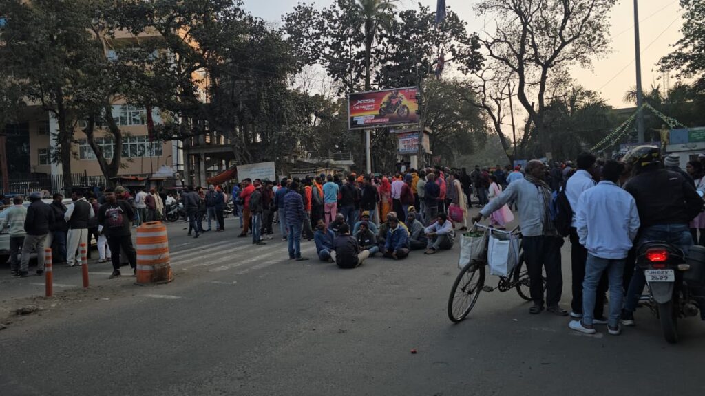 संदिग्ध हालात में युवक की मौत, शव रखकर सड़क जाम, घंटों थमा रहा हजारीबाग