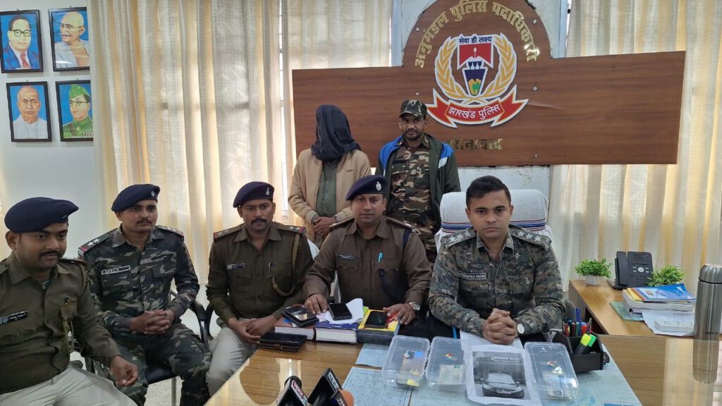 पलामू में फर्जी आईएएस अधिकारी गिरफ्तार, थाना में पैरवी करने पहुंचा था आरोपित