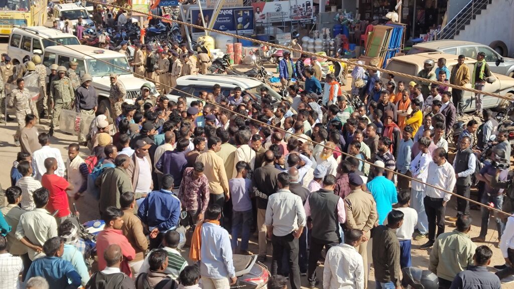 हंसपुर मौत मामले में सड़कों पर उतरे परिजन, शिव चौक दो घंटे जाम, एसडीएम टीम पर मारपीट के आरोप