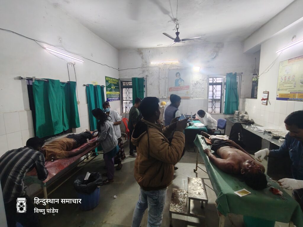 मड़ुआ नाल के पास टेंपो-बाइक की आमने-सामने टक्कर, तीनों गंभीर रूप से घायल; प्राथमिक उपचार के बाद रेफर