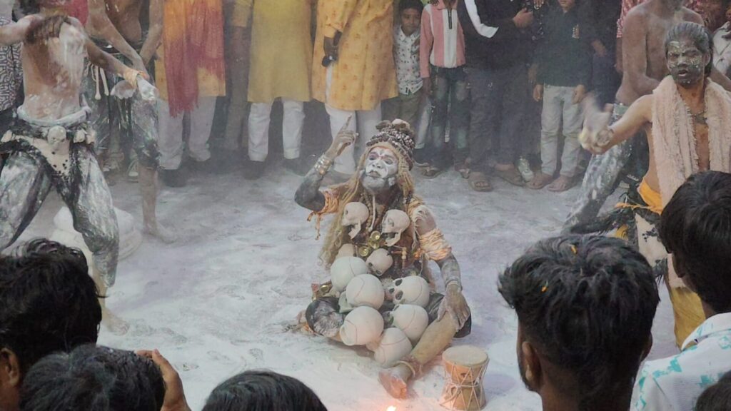 शिवमय हुआ बलरामपुर: काशी के कलाकारों की अद्भुत बारात से गूंजा रामानुजगंज, भस्म तांडव और भूत-प्रेत की झांकियों ने बांधा समां