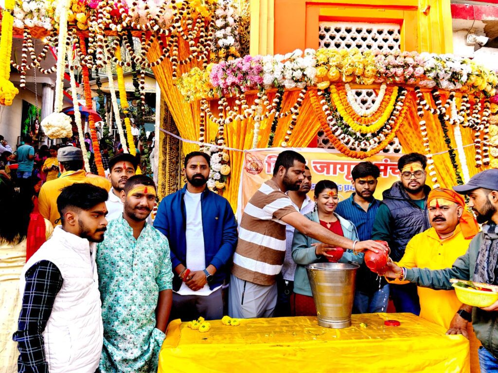 महाशिवरात्रि पर पहाड़ी मंदिर में हिंदू जागृति मंच का सेवा शिविर, श्रद्धालुओं को मिली नि:शुल्क पूजन सामग्री