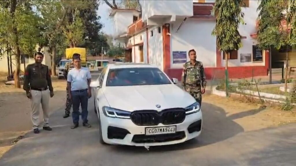 रामानुजगंज में नाबालिग के हाथों दौड़ रही थी तेज रफ्तार BMW, पुलिस ने मौके पर पकड़ा, एमवी एक्ट में चालान
