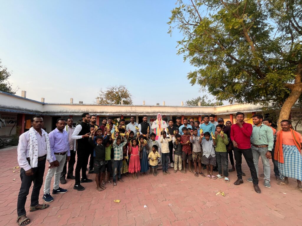 बालक आश्रम में केक काटकर और फल वितरित कर मनाया गया मंत्री रामविचार नेताम का जन्मदिन